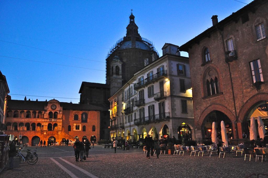 Appartamento Centro Storico Di Pavia Exterior photo